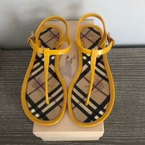 Burberry Signature Logo Flat Sandals NWT ☀️🌼💛